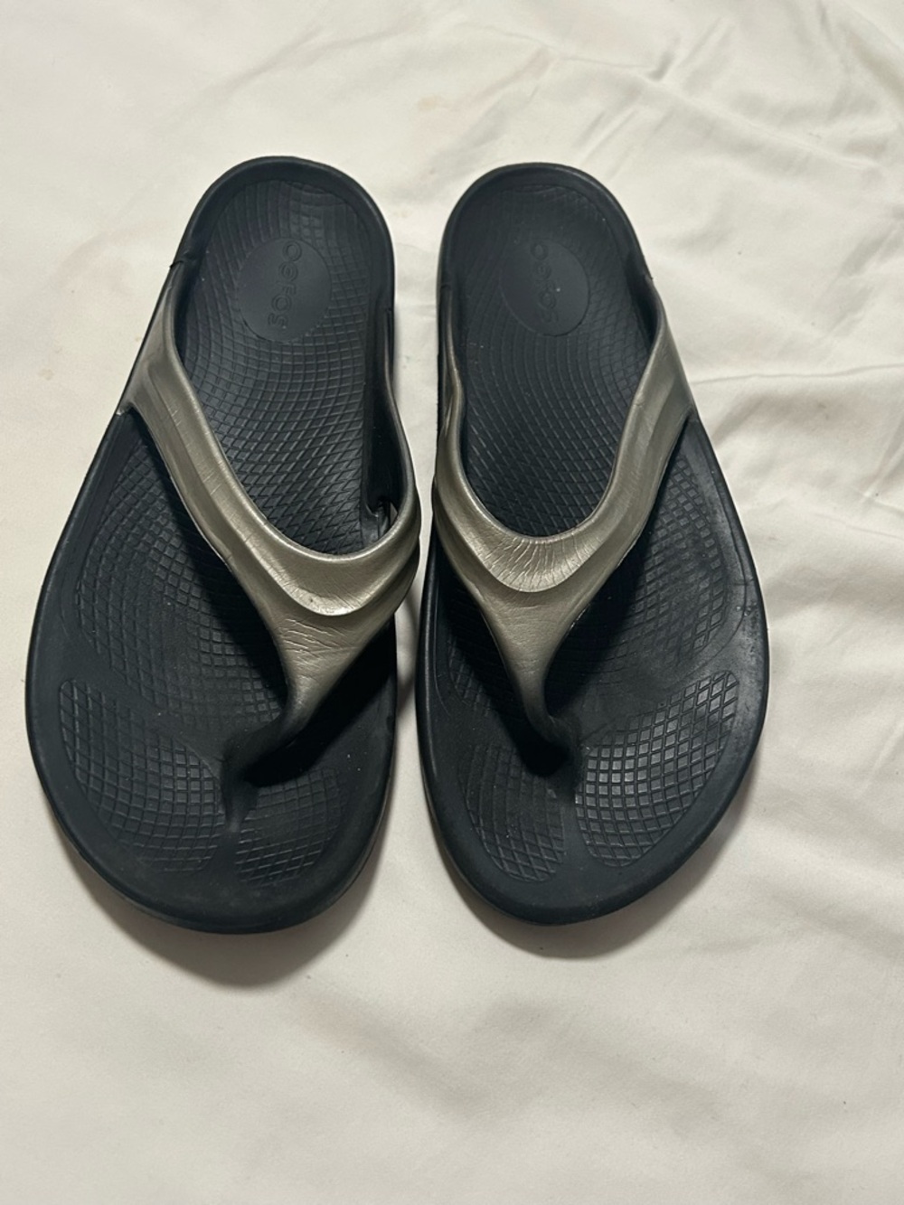 OOFOS Black with Metallic Gray Thong Sandals W11